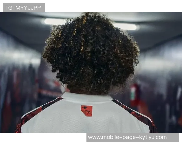 恩比德分享穿弗拉门戈球衣照片妻子巴西名模为其点赞引热议 恩比德分享穿弗拉门戈球衣照片妻子巴西名模为其点赞引热议