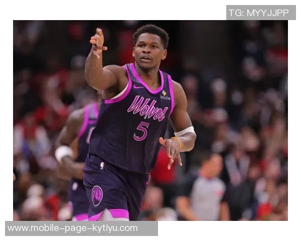 爱德华兹表现稳定半场10投5中贡献12分2篮板罚球命中率待提高